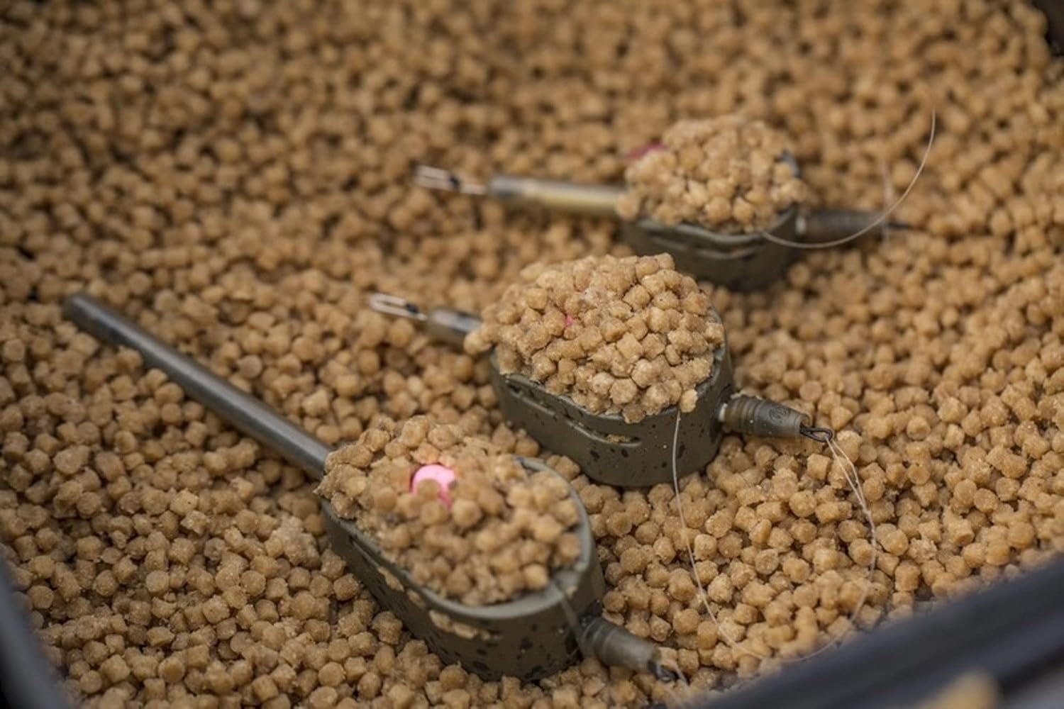 method feeders met pellets and bait