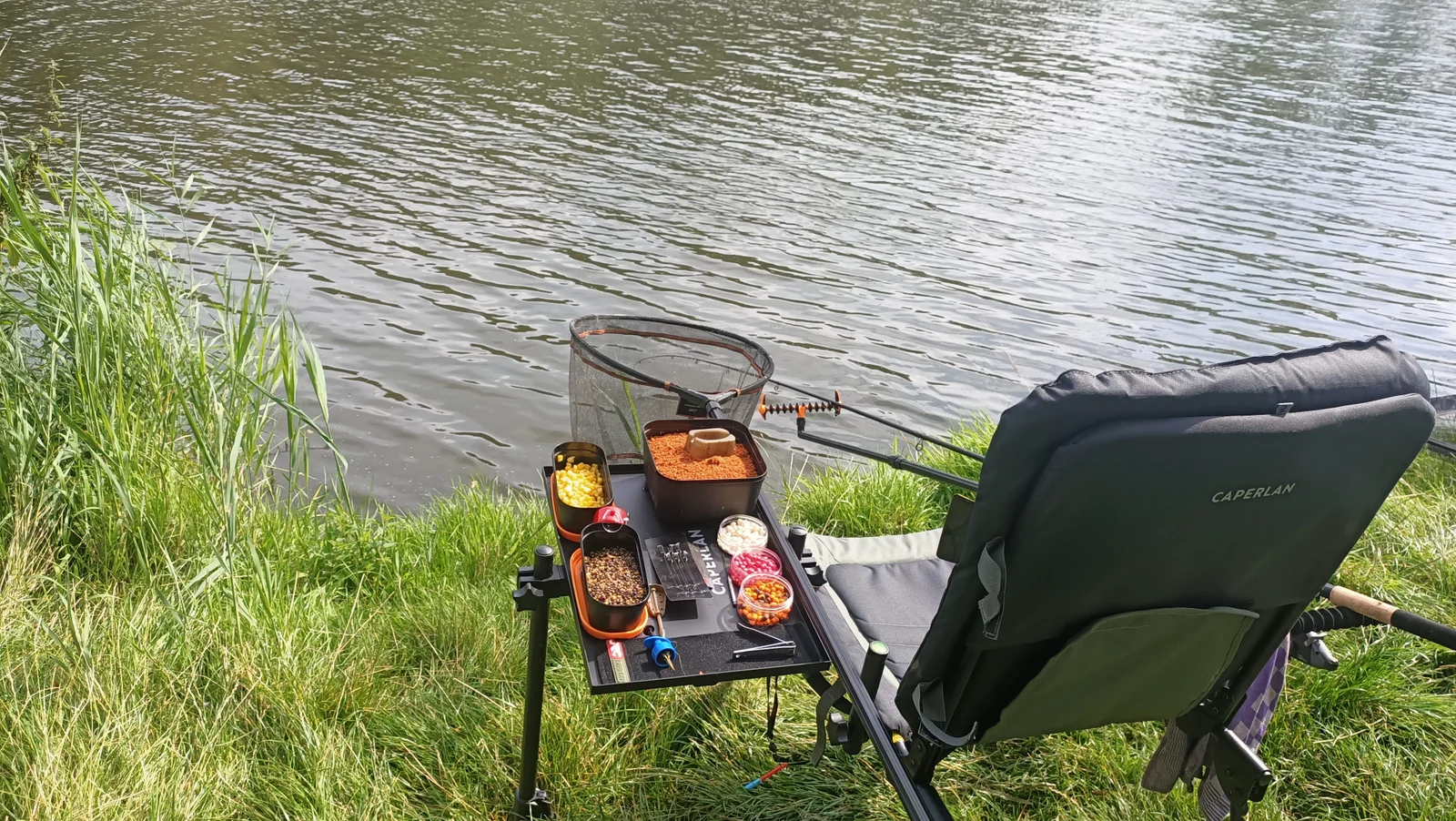 FeederFanatics stoel aan het water